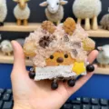 Adorable pendentif mouton fait main accessoire DIY avec pomme de pin et dentelle pour sac. - Petite poupée mouton blanc en gousse / Produit fini
