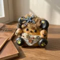 Poupée miniature artisanale en gousse de graine naturelle, vue rapprochée de détail. - Kit de matériel pour poupée cosse style 0D