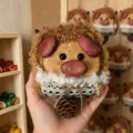 Pendentif poupée en gousse de graine naturelle, charm créatif fait main avec décor de pomme de pin. - Cochon