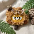 Handgemaakte schattige rode panda pop hanger DIY materiaalpakket met natuurlijke denneappel. - Vruchtenoog Pop (Materiaal Pakket)