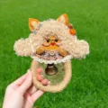 Pendentif de poupée en peluche fait main avec cheveux duveteux, robe à carreaux et cloche. - Poupée gousse en forme de U / Produit fini