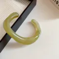 Grüner Acryl unregelmässiger offener Armreif, minimalistischer modischer Damenschmuck für Alltag. - Hellgrün