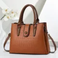 Braune Handtasche im Vintage-Stil mit Krokodilprägung und verstellbarem Schultergurt. - 30 x 12 x 23cm / Erdgelb