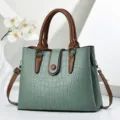Retro-Handtasche mit Krokodilprägung in Hellgrün mit braunen Riemen - 30 x 12 x 23cm / Dunkelgrün
