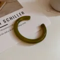 Dunkelgrüner Acryl Armreif offenes Design, minimalistischer Schmuck Detailaufnahme. - #13 Armband - Grün