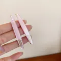 Vista detallada de pinza para el cabello de acrílico rosa con grabado, accesorio elegante chic. - Horquilla / Rosa