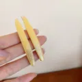 Horquilla de pelo acrílica minimalista con letras impresas, pasador de moda elegante. - Horquilla / Amarillo