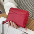 Rotes Kartenetui aus echtem Leder mit Ziehharmonika-Design, Reißverschluss und Fächern. - Rot