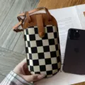 Petit sac bandoulière pour téléphone en toile à carreaux noir et blanc et cuir marron, élégant. - Jaune Terre