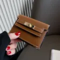 Braunes Damen Etui aus Echtleder Mini Brieftasche mit Metallverschluss und Kartenfächern. - Karamellbraun