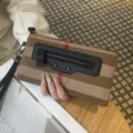 Γυναικείο τσαντάκι φάκελος από καμβά σε καρό σχέδιο με δερμάτινη τσέπη και τρουκς - Μαύρο
