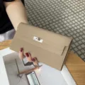 Echtes Leder lange Geldbörse für Damen, klassisches Klappendesign mit Metallschloss, taupe. - Grau