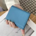 Blaue Geldbörse aus Leder für Damen, kompaktes Mini-Portemonnaie mit Kartenfächern. - Blau