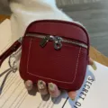 Kompakte rote Mini-Brieftasche aus Leder mit Reißverschluss und Schlüsselring für Lippenstift. - Burgunderrot