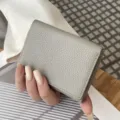 Graues Leder Mini Portemonnaie für Damen, kompaktes dreifach Etui mit praktischem Münzfach. - Grau