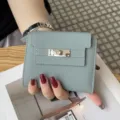 Stilvolle kurze Lederbörse für Damen mit weicher Textur, kompaktem Design und Drehverschluss. - Blau