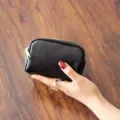 Schwarzer Mini-Münzbeutel aus echtem Leder mit drei Reißverschlüssen, kompakte Tasche - Schwarz