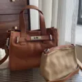 Sac cabas marron en cuir véritable avec cadenas et pochette, design élégant pour femmes. - Jaune Terre