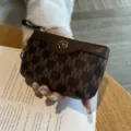 Kompakter Mini-Geldbeutel mit Monogramm und Blumen-Akzent, kleiner Damen-Reißverschlussbeutel. - Khaki