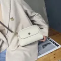 Klassische Umhängetasche aus echtem Leder für Damen, mit Narbenleder und stilvollem Design. - Weiß
