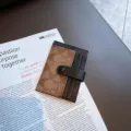 Vintage Signatur Kartenetui für Damen, schlichte, schlanke Geldbörse mit Druckknopf und Fach. - Aprikose & Schwarz