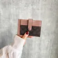 Mini Kartenetui für Damen, rosa Strukturleder mit braunem Monogramm, schlanke Geldbörse. - Kaffee & Rosa