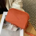 Elegante orangefarbene Leder Damen Umhängetasche, kompaktes Design mit Metallreißverschluss. - Orange (Clutch-Modell)