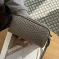 Damen Echtleder Clutch Geldbörse, große Kapazität mehrschichtige Krokodilmuster Handtasche. - Grau