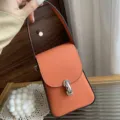 Orangene kleine Handy Umhängetasche aus echtem Leder mit edlem silbernem Metallschloss. - Orange