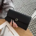 Elegante lange Geldbörse aus echtem Leder für Damen, stilvoller Clutches mit Blumenverschluss. - Schwarz