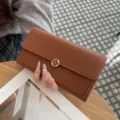 Braune Damen Geldbörse aus Rindsleder, langes Portemonnaie mit Blumen Druckknopfverschluss. - Erdgelb
