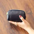 Kompakte blaue Mini-Brieftasche aus echtem Rindsleder mit drei Reißverschlüssen für Schlüssel. - Saphirblau