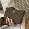 Dunkelbraune Damen Geldbörse aus echtem Leder, stilvolles Portemonnaie mit Blumenknopf. - Elefantengrau