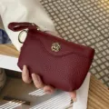 Bordeauxrote Geldbörse aus echtem Leder mit vintage Blumenknopf und praktischem Reißverschluss. - Burgunderrot