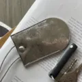 Portachiavi da collo in pelle metallizzata argento, mini ciondolo chic minimalista nuovo. - Argento