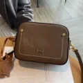 Echtleder Umhängetasche, stilvolle braune kleine quadratische Handtasche für Damen. - Grau