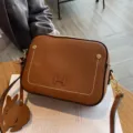 Echtleder braune Umhängetasche Kamera-Tasche mit stilvollem H-Logo und Hasenanhänger. - Erdgelb