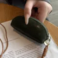 Mini Echtleder Münzgeldbörse mit Riemen, dunkelgrüne Schlüsseltasche für Damen. - Grün