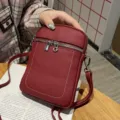 Rote Umhängetasche aus echtem Leder für Damen, kompakte Rindsleder Handytasche als Mini-Modell. - Burgunderrot