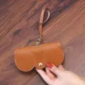 Braunes Auto-Brillenetui aus Leder, tragbare Sonnenbrillentasche, stilvolles minimalistisches Design. - Braun