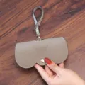 Tragbares Auto-Brillenetui mit Handschlaufe, minimalistische graue Leder-Sonnenbrillentasche. - Grau