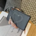 Schwarze Leder-Münzbörse mit weißer Herz-Naht, kompaktes minimalistisches Kartenetui Damen. - Schwarz