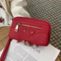 Rote Damen Clutch aus echtem Leder, modische Biker Stil Tasche mit Reißverschlüssen Nieten. - Burgunderrot