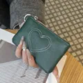Grüne Leder Münztasche mit Herzstickerei, kompaktes Reißverschluss Kartenetui für Damen. - Grün