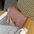Kompakte braune Leder Münzbörse Reißverschluss Kartenetui mit genähtem Herz Design SKU - Braun