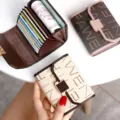 Kompakter Fächerkartenhalter für Damen, schmale PU-Lederbrieftasche mit schickem Print. - Aprikose & Schwarz