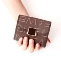 Kompakte braune Damenbrieftasche mit Monogramm-Muster und Metallschließe für den Alltag - Kaffee Und Schwarz