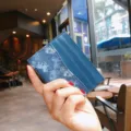 Blauer Lederkartenhalter mit klassischem Kutschen-Druck, ultra-dünne minimalistische Mini-Brieftasche! - Blau