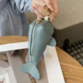 Joli porte-clés baleine en cuir, mini portefeuille à monnaie avec fermeture éclair pour femmes. - Bleu clair