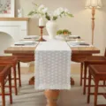 Elegante weiße Spitzen-Tischläufer und Platzset-Set für französische Landhaus-Deko. - 30x120cm / Weiß